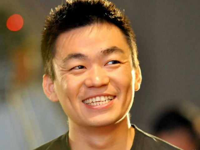 王宝强|王宝强现身香港探望儿子，王子豪一年学费19万，冯清保持一定距离随行