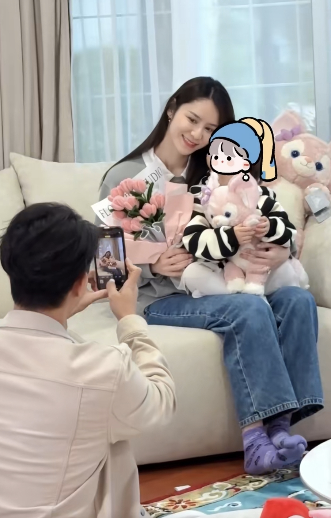 林峰|张馨月母亲节高调秀恩爱,被林峯亲吻脸颊,一家三口住豪华大别墅