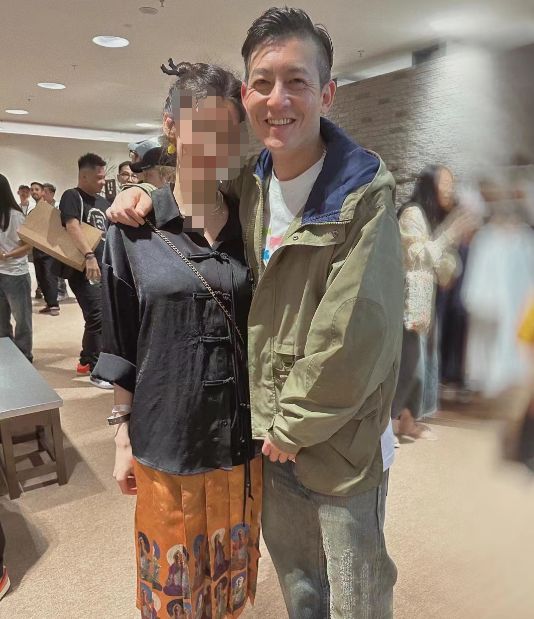 陈冠希夫妻出席活动，和美女亲密搂抱合影，71岁陈父比儿子显年轻