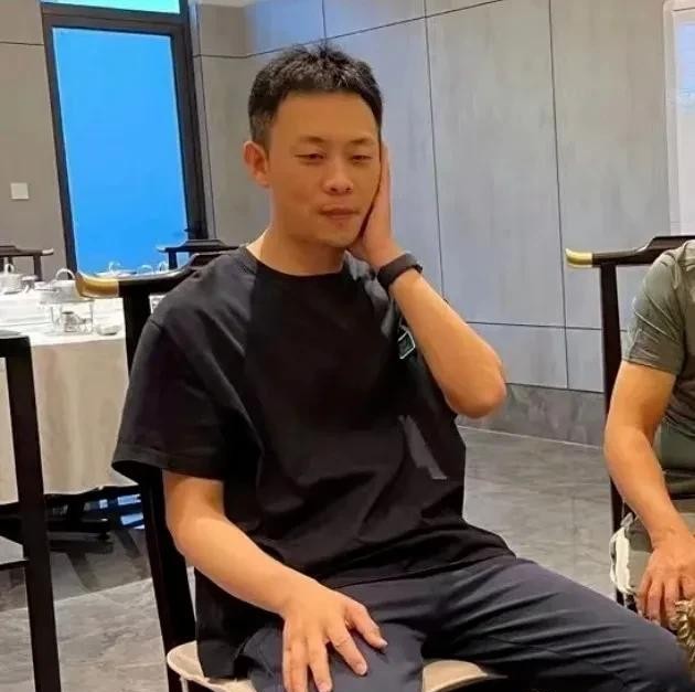 周冬雨|张译近照曝光！参加豪华酒局，弯腰敬酒太卑微，穿千元短袖引争议