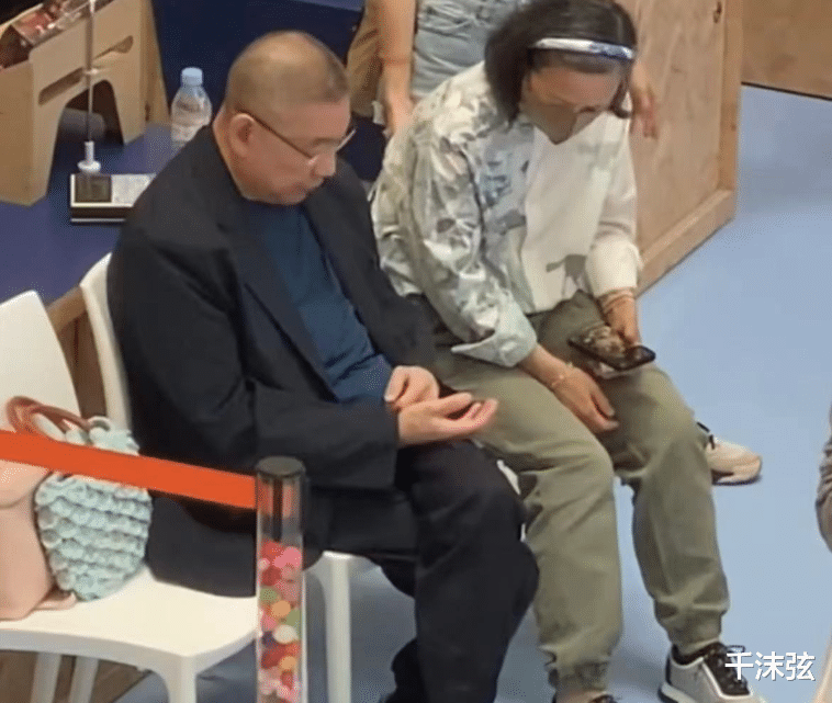 刘銮雄被曝病危后露面，消瘦驼背显老态，走路颤颤巍巍被女儿搀扶