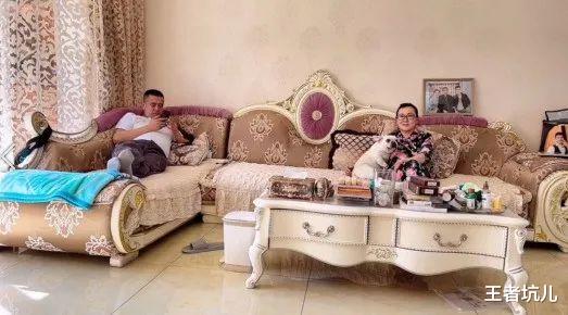 美容师 小土狗去洗澡，十秒钟被美容师亲了8次…给狗整拘谨了：你们正规吗？