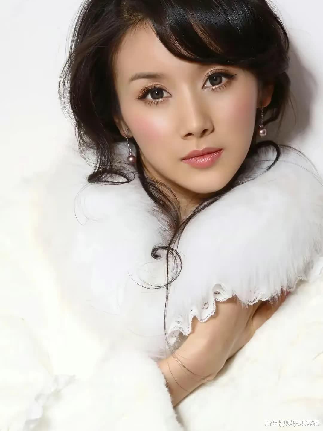 疑似孙菲菲助理发声信息量大:三个大老爷们摁着我,还把手机抢走