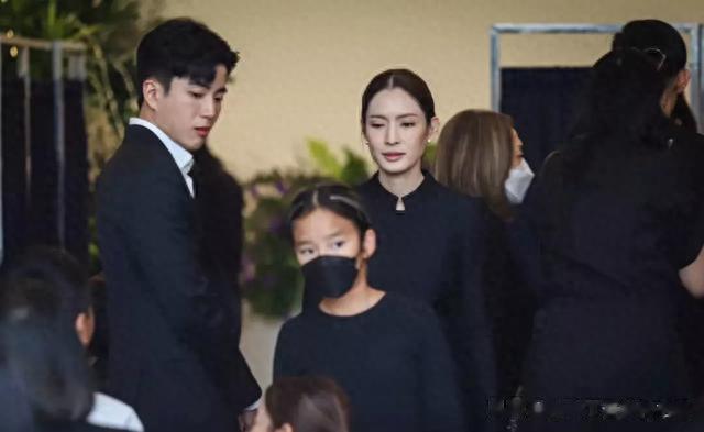 泰国女神aff父亲癌症去世！“绯闻男友”皮塔送花圈，前夫也亮相