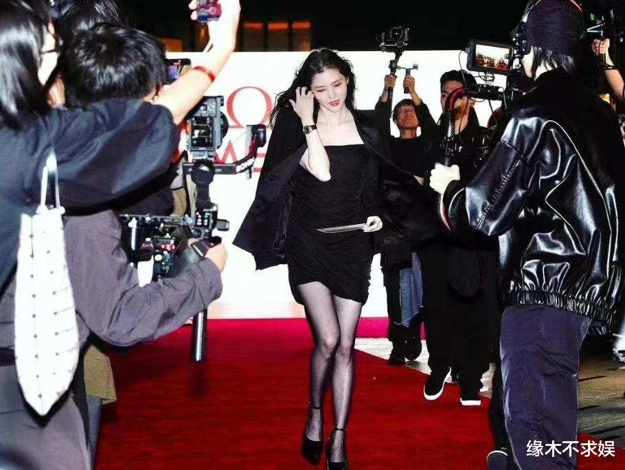 韩素希风波升级!素颜脸上斑点多,机场哭泣情绪失落,被质疑磕了