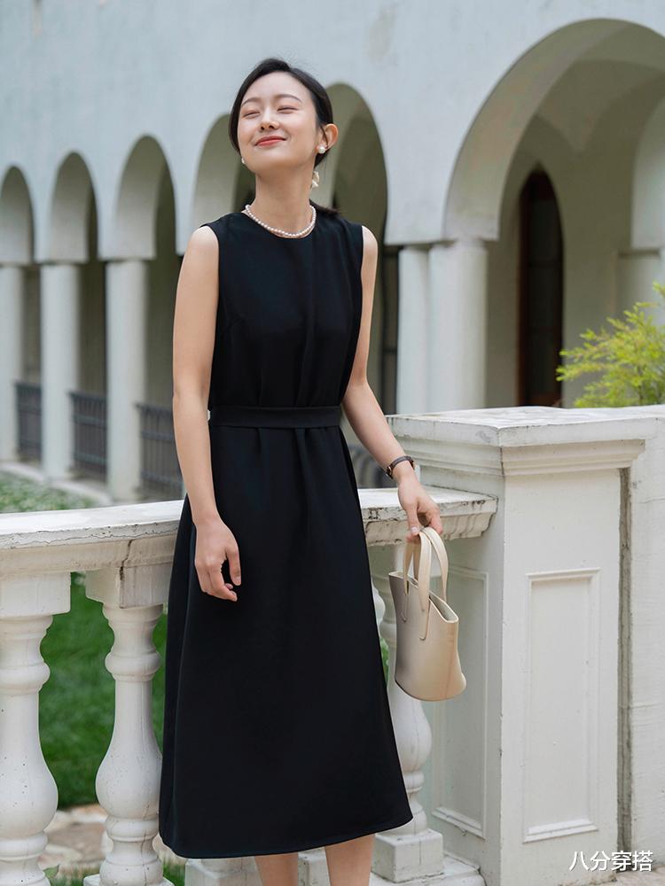 连衣裙|35岁的职场女性怎么穿？身穿一件连衣裙遮肉显瘦，而且还很洋气