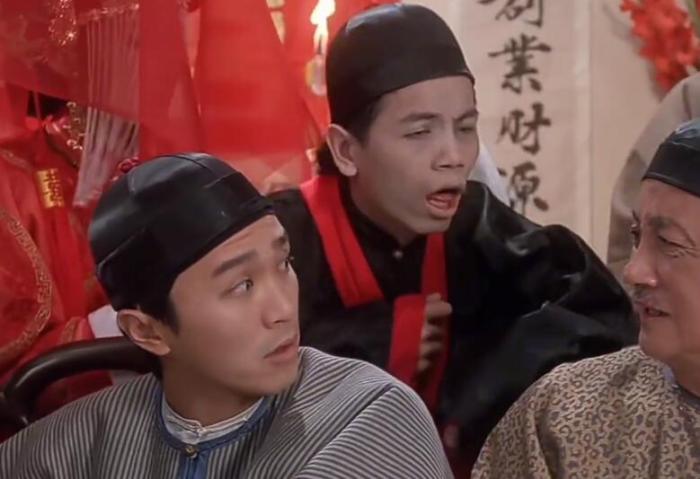 而彼时的周星驰已经成名,正和王晶搭档拍摄《九品芝麻官》,田启文非常