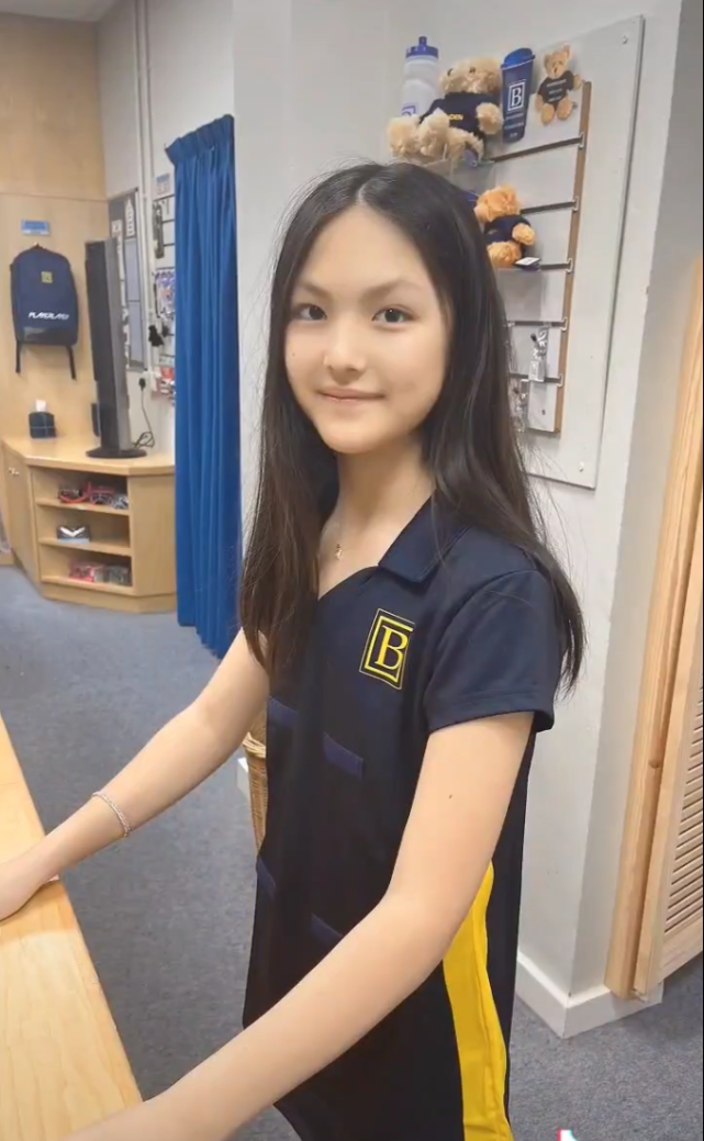 王诗龄|李湘王诗龄两母女英国商场购物,素颜李湘臃肿王诗龄黝黑,与日常分享照判若两人