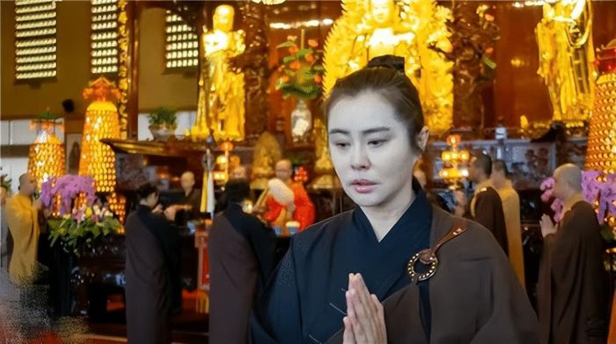 王祖贤|王祖贤方首度回应出家传闻，常年礼佛模样虔诚，定居温哥华仍未婚