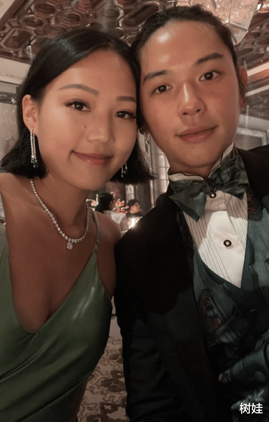 富二代|石鉴辉孙女办婚宴场面盛大,富二代名媛集体出席,何猷亨即兴献唱