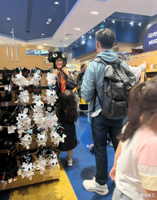 严宽一家三口被偶遇，身材发福小腹微凸，5岁女儿娇俏可爱