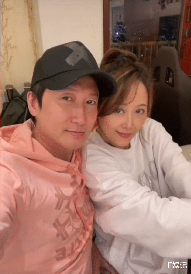 姚乐怡|从商老公罕见露面!姚乐怡一家三口与洪天明周家蔚夫妇相聚吃饭