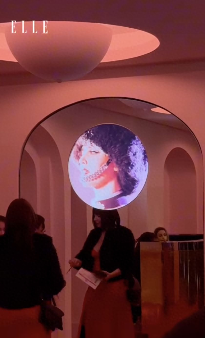 网友好奇Lisa“疯马秀”穿了什么,表演后与三公子聚餐成热门话题