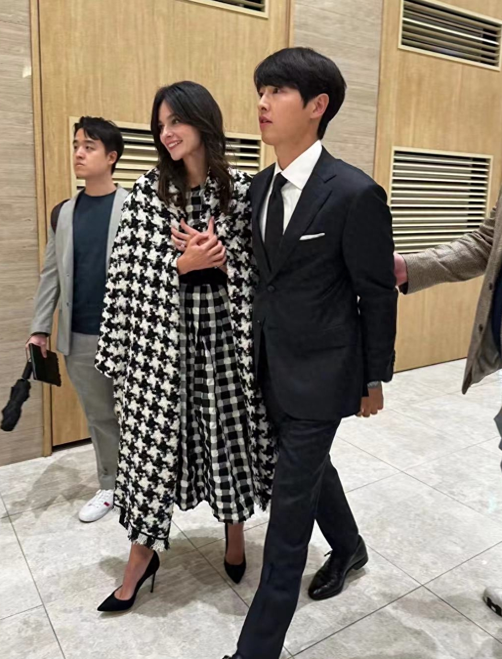 宋仲基携妻子参加妹妹婚礼，小两口春风满面，男方酷似霸道总裁