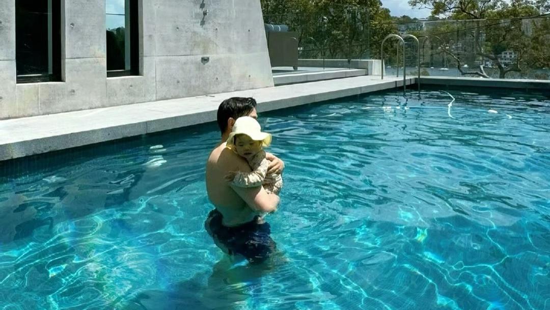 程晓玥回澳洲婆家度假，9个月胖豆近状曝光，与父亲首次体验游泳