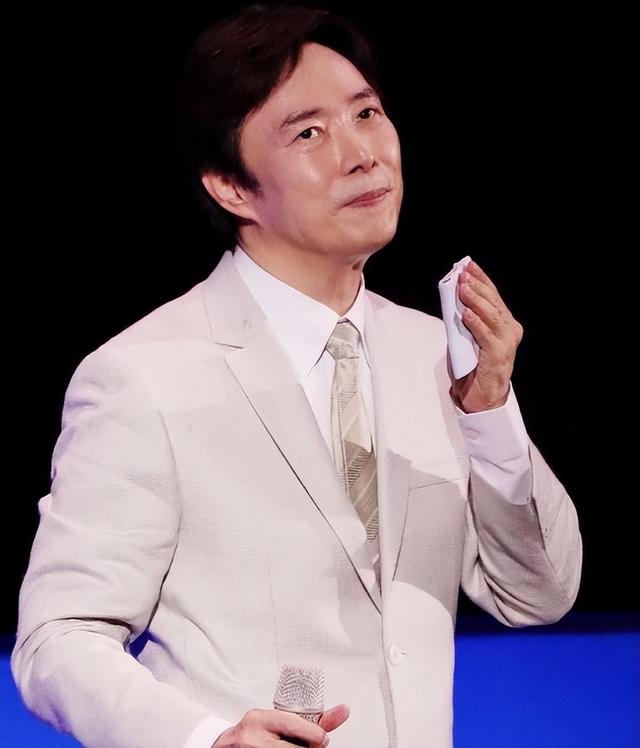 事实证明,67岁“无妻无子”的费玉清,已经踏上了另一条人生大道