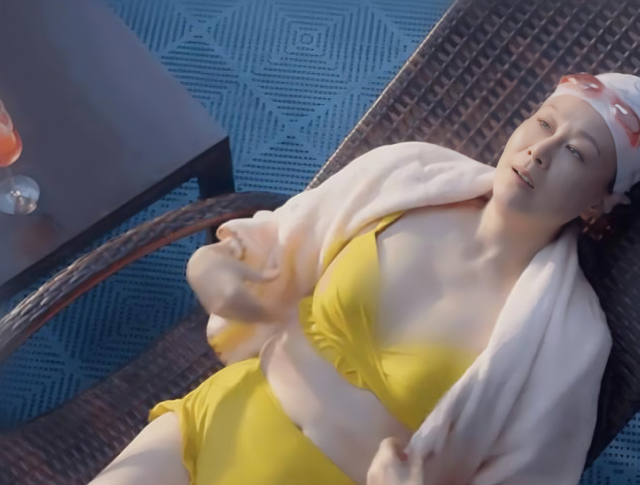 金晨|金晨又翻车了,一副排骨身材却穿泳衣,难怪被60岁吴玉芳比下去了