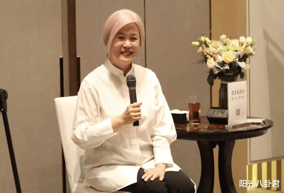 三明星同框，汤唯周迅靠边走，黄磊哈腰陪同，走C位的白发贵妇什么来头