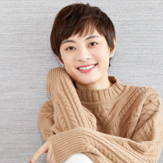 孙俪|孙俪穿大牌又翻车,光腿穿斗篷西装罕见玩花样,发型老气降低美貌