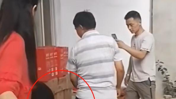 大衣哥儿子陪娇妻回家，拉满车礼物出手阔绰，减肥暴瘦直呼认不出