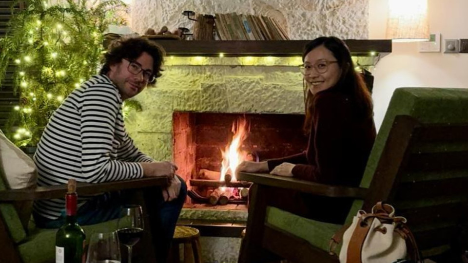 陈法拉晒和外籍老公恩爱合影 夫妻俩坐在一起烤火喝酒聊天很甜蜜