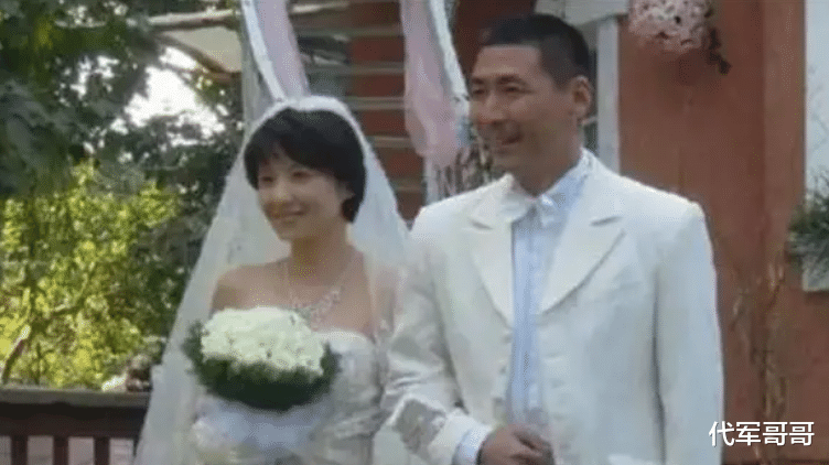 原来她已去世11年了，生前饱受癌症折磨选择离婚，如今前夫带女儿再婚