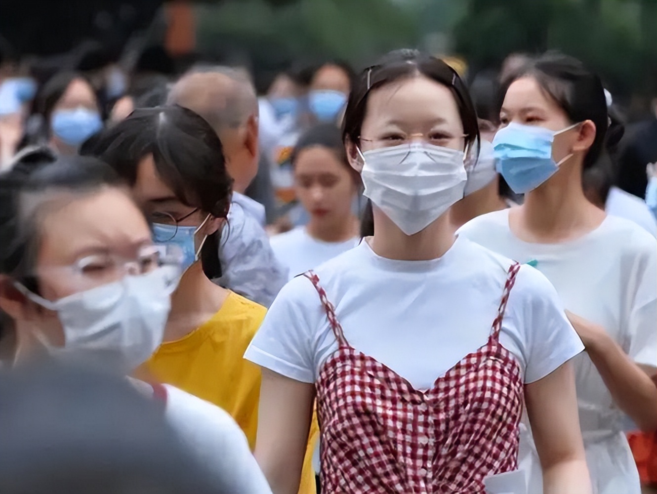 大学生|中专生被当廉价劳动力，成为学校赚钱工具，网友：学校掉钱眼里了