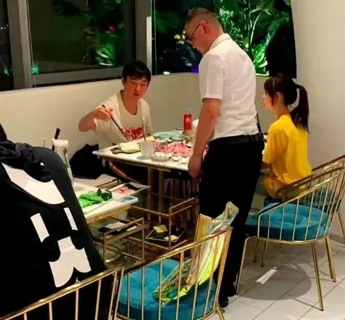 王思聪|35岁王思聪约会新女友!女方素颜出镜气质清纯,年纪娇小似高中生