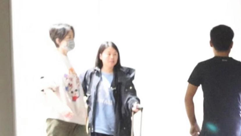 王菲疑返京为谢霆锋庆生，画面曝光引热议，54岁穿搭可爱状态超好