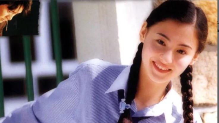 张柏芝素颜坐飞机，这张脸从来没输过！清纯得仿佛不食人间烟火