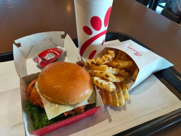 肯德基|麦当劳和肯德基同为快餐业“巨头”，到底哪里不一样？从业者道破