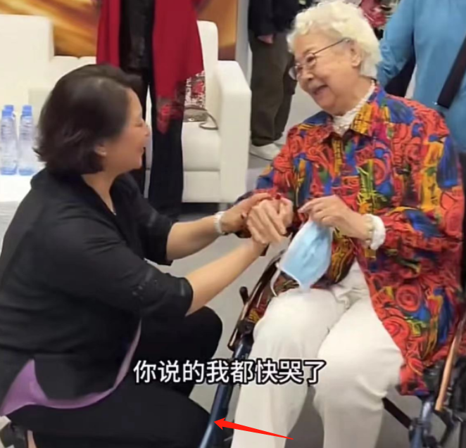 |唐国强夫妇出席华表奖,小12岁妻子尽显老态,见田华立马下跪感谢