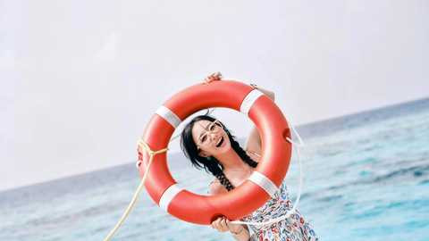 佟丽娅|39岁佟丽娅晒冲浪照，扎双麻花辫妥妥海上仙女，一双长腿更是绝了