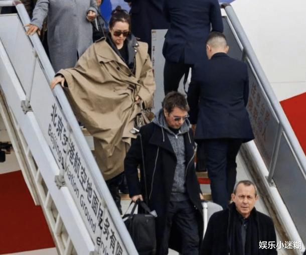 |巩俐夫妇现身戛纳!相差18岁同框似父女,坐豪车签名排面大