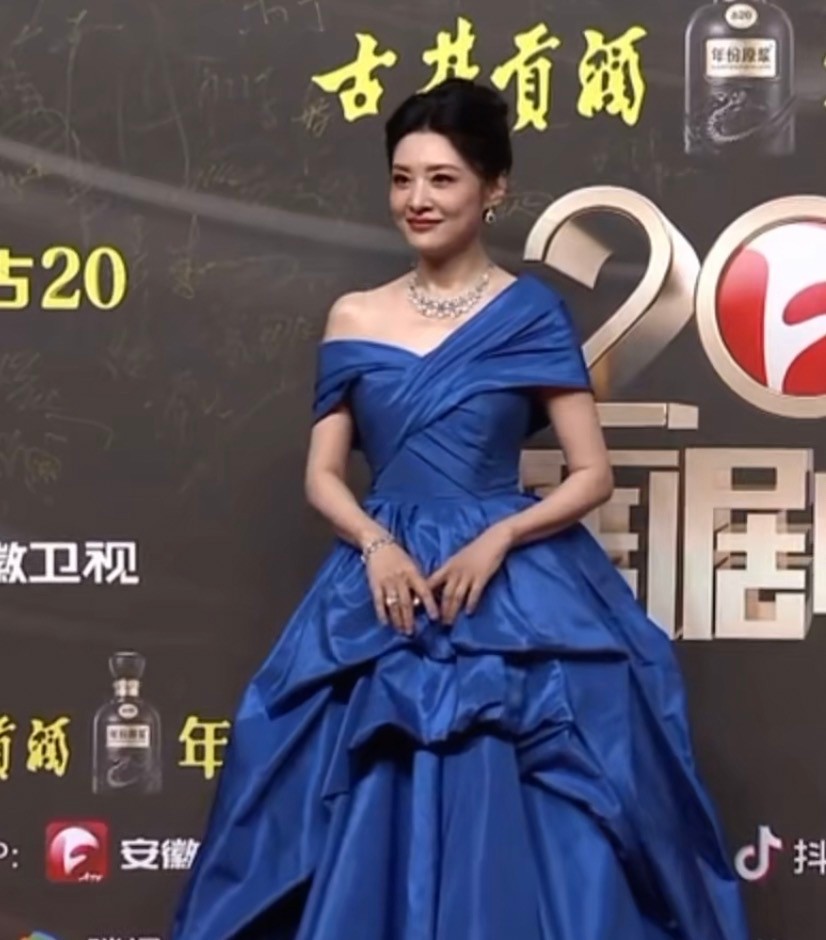 自然脸和“硅胶脸”的区别?40岁陈妍希对比46岁陈数,差别一目了然