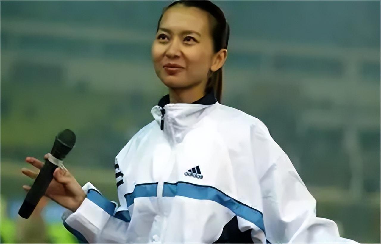 黎兵|前国脚黎兵与歌星甘萍近况:他足球事业不太顺利,她53岁仍显年轻貌美