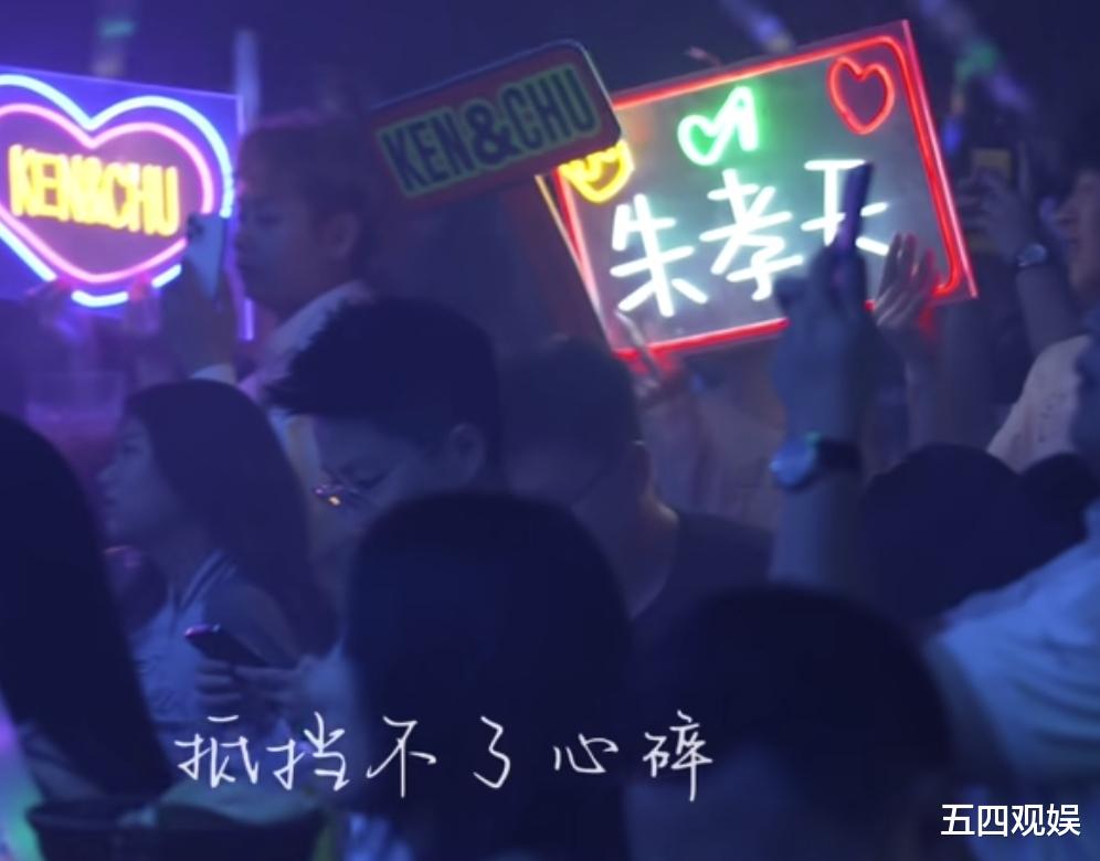 45岁的朱孝天在北京赶大集,身材发福,路人认不出,惦记买黄酒孝敬老婆