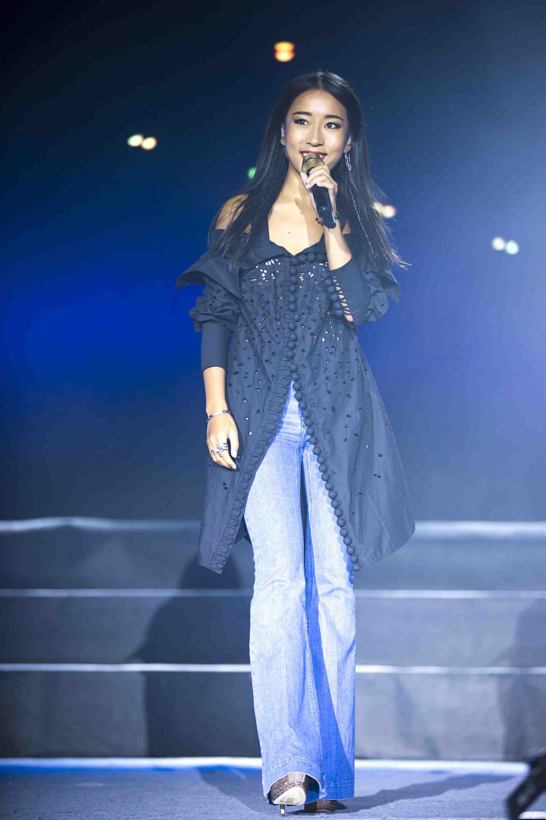 35岁吉克隽逸疑毁容！舞台上被粉丝刮伤脸，离开时表情痛苦显匆忙