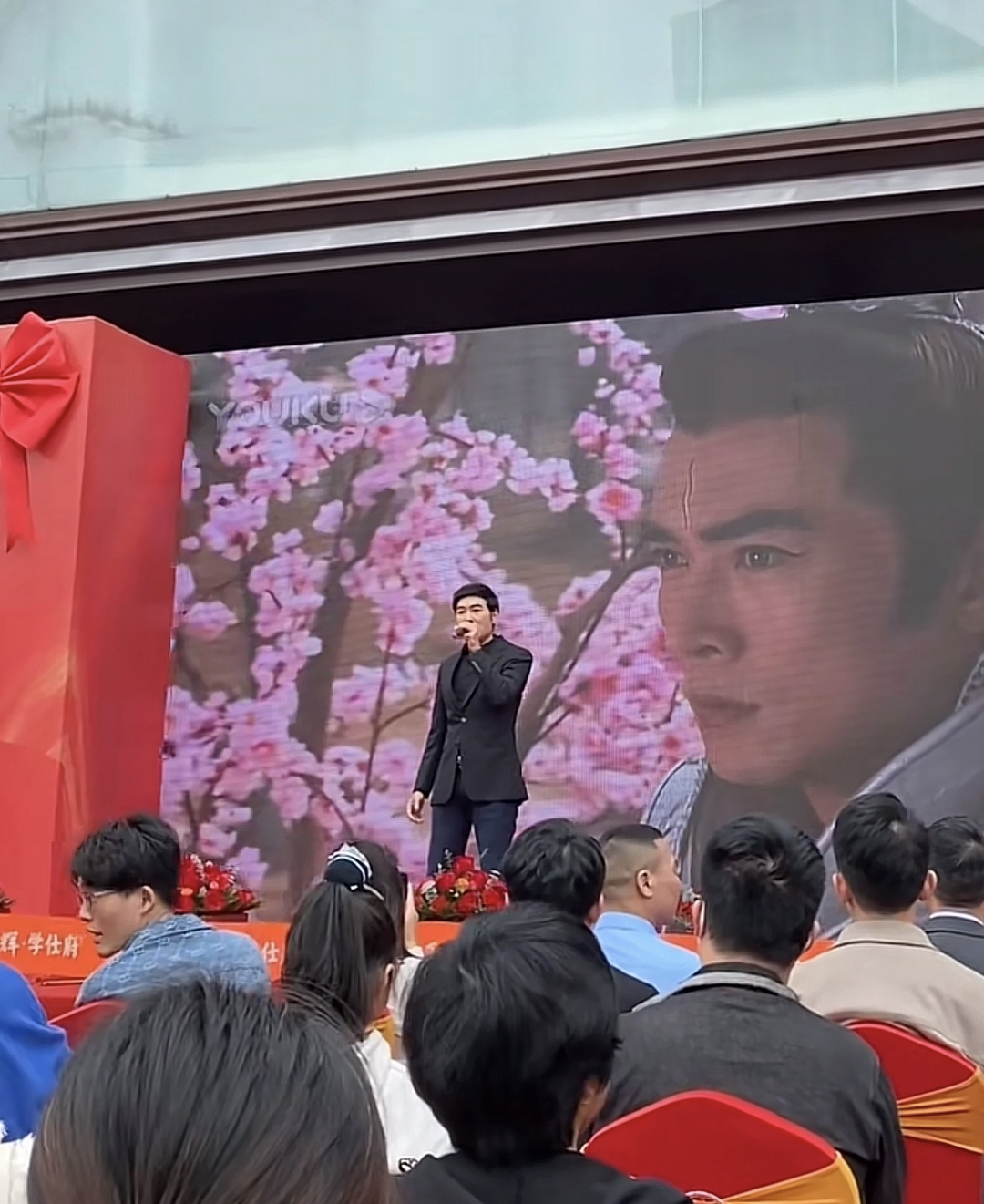 焦恩俊|55岁焦恩俊五一仍在工作,走穴捞金好心酸,男神身材颜值依然能打