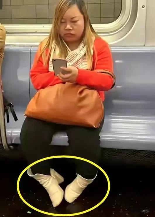 凤姐|网友公交上偶遇38岁凤姐,偷拍时被她狠瞪,一细节透露其经济窘迫