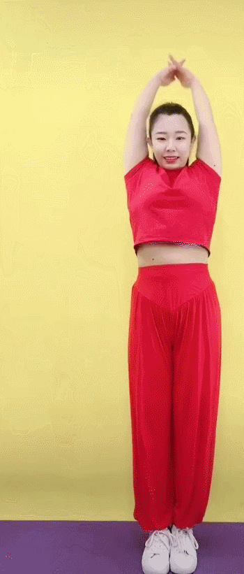 女人不想老得快，可以做这3个简单动作，有利于延缓衰老