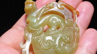 汉 和田玉籽料 黄玉 高浮雕 螭龙纹 鸡心佩