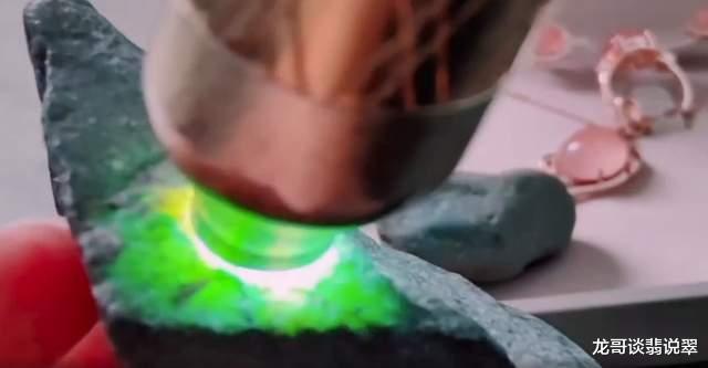 翡翠|龙哥翡翠:一块千数断口料,切出三块带色小挂件
