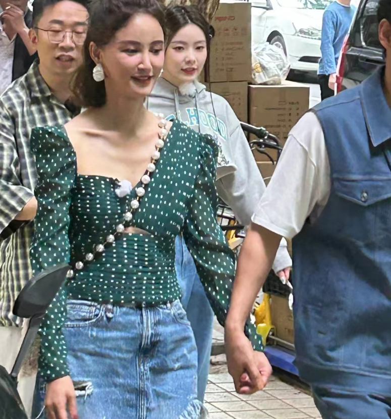 |张歆艺瘦成“纸片人”引人担扰!