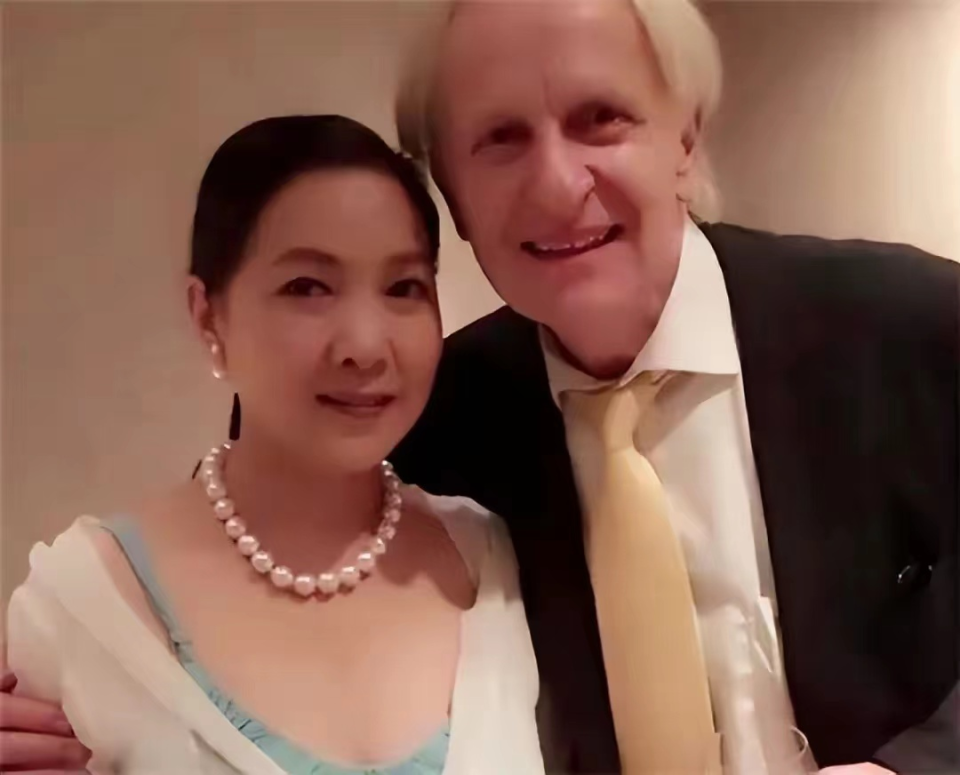 沈丹萍|戏骨沈丹萍俩混血女儿露面，戴十万手链貌美赛明星，长像外籍爸爸