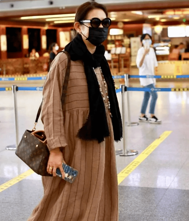 倪萍同框毛阿敏:不同气质的两位女性