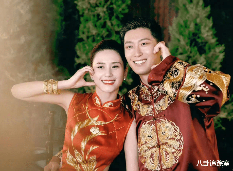 怀了?何超莲晒近照,素颜出镜满脸雀斑疑怀孕,400W钻石项链吸睛