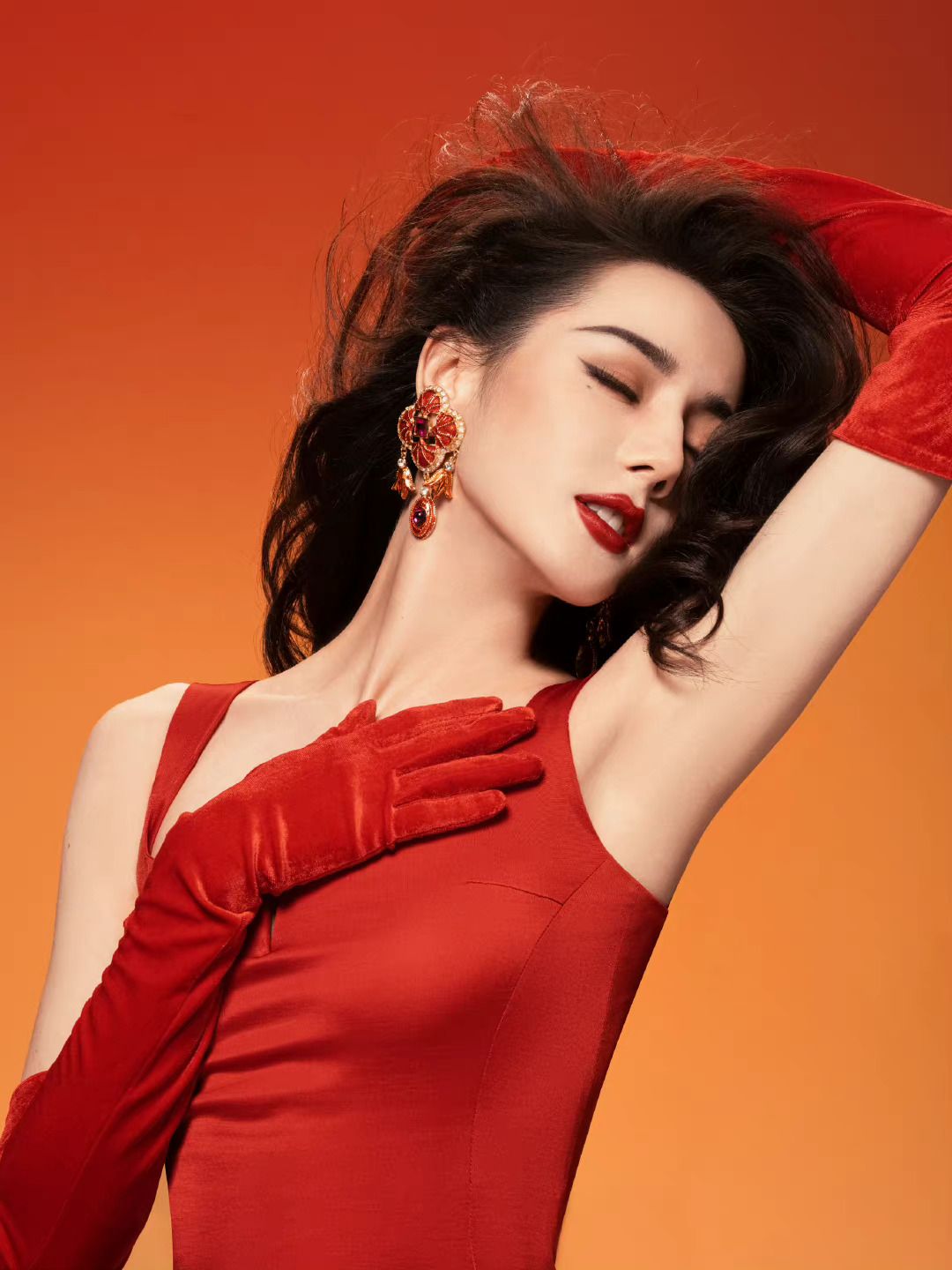 迪丽热巴 迪丽热巴美得不可方物，红唇大眼演绎复古美人，一颦一笑都很养眼