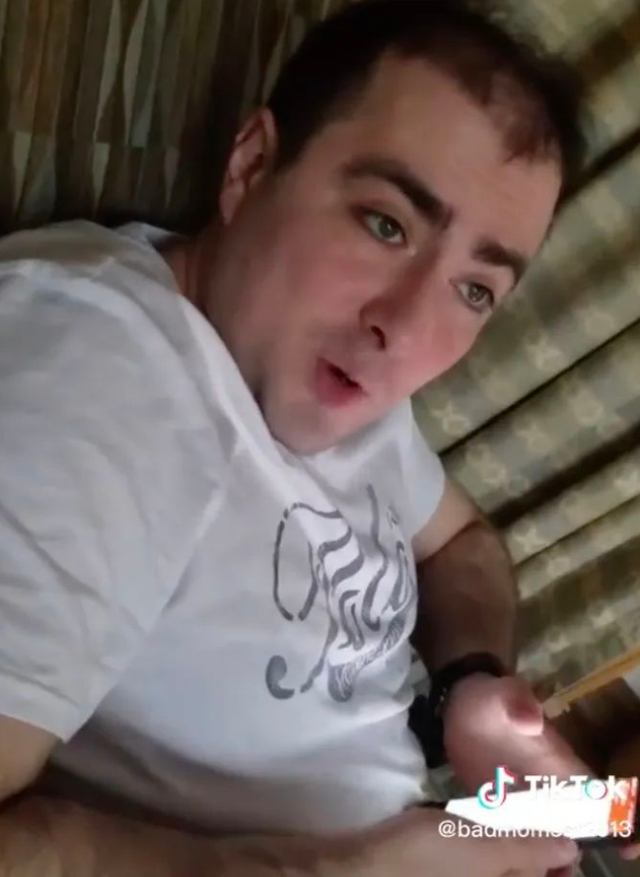 丈夫陪产时吐槽产房没牌桌,还装呕吐引关注,妻子:已经在离婚了