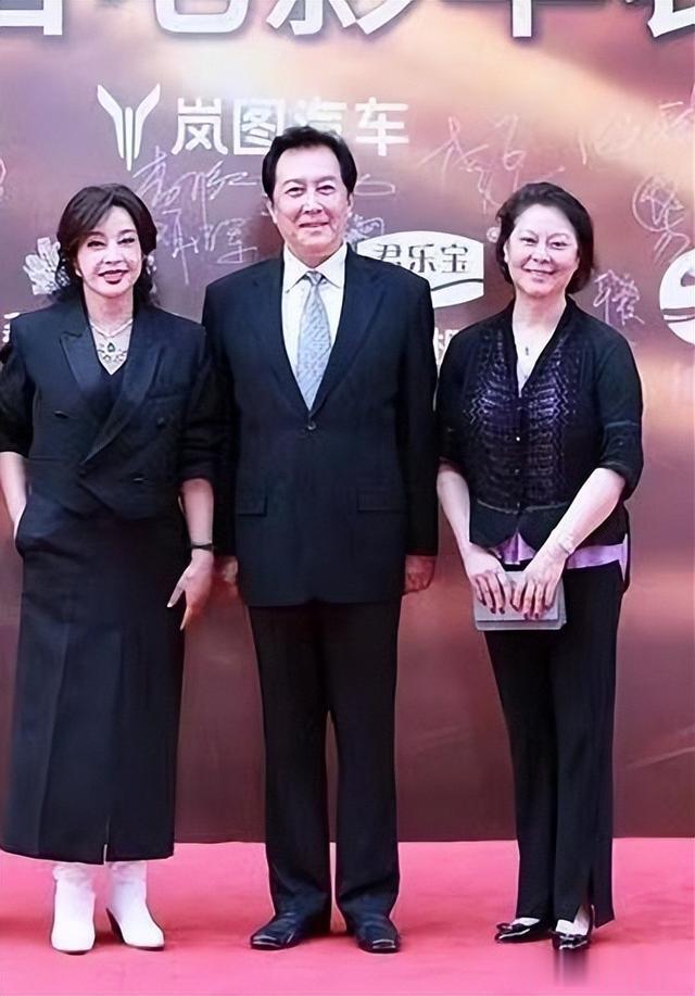 穿衣搭配|唐国强老婆颜值被低估了!同框刘晓庆和陈冲,家居服打扮反而赢了